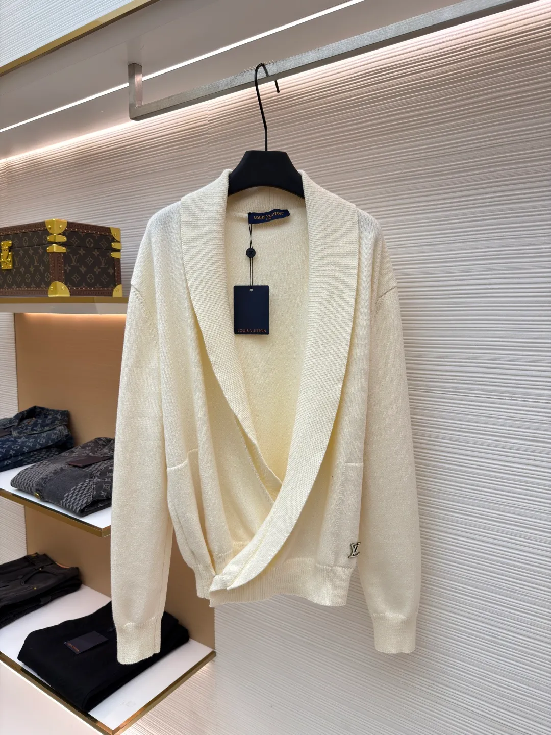 LOUIS VUITTON letter logo V-neck shawl long cardigan ●Original version: purchased and developed in 19939 ●Item number: 1681092-A95 ●Fabric: wool blended fabric ●Technology: knitted ●Version: Loose version ●Weight: about 740 grams ●Size: S-M-L-XL ●Description: Made of 55% wool and 45% cotton. This style is a blended fabric. Both materials have their own advantages. Wool can provide effective warmth retention, while cotton can make it more three-dimensional. The logo on the lower left is electroplated with stainless steel material, and the original mold is made to order in 1:1 size. Silver inlaid decoration and rubber filling inside. The bottom steel plate is customized. The lower right button is made of natural mother-of-pearl and hand-sewn. This pullover continues the pastel tones of the 2025 spring and summer show, incorporating wool blended wool knitting to create a chic and fashionable effect. The lightweight design is perfect for spring and adds a sophisticated touch to everyday looks. The overall wiring is straight and delicate, the fabric is comfortable and soft, and the color is consistent without color difference. It can be matched with the same style to create a fashionable look and control various occasions. Customized accessories, complete with three standards, same style for men and women!